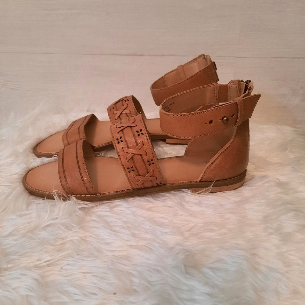 Frye and Co faux leather ankle strappy sandals sz 7.5 NWOB - Picture 2 of 8